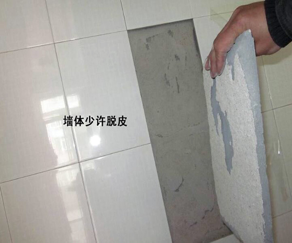 厨房墙面空鼓没处理就贴砖(厨房墙砖大面积空鼓但没有脱离)
